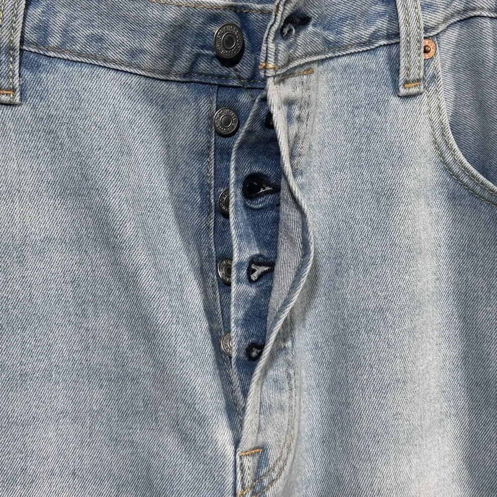 Levis Men's 501 Original Fit Jeans Size 40x34 Blue Light Wash Button Fly Closure